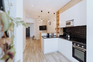 Kühlschrank, Mikrowelle, Ofen, Herdplatte