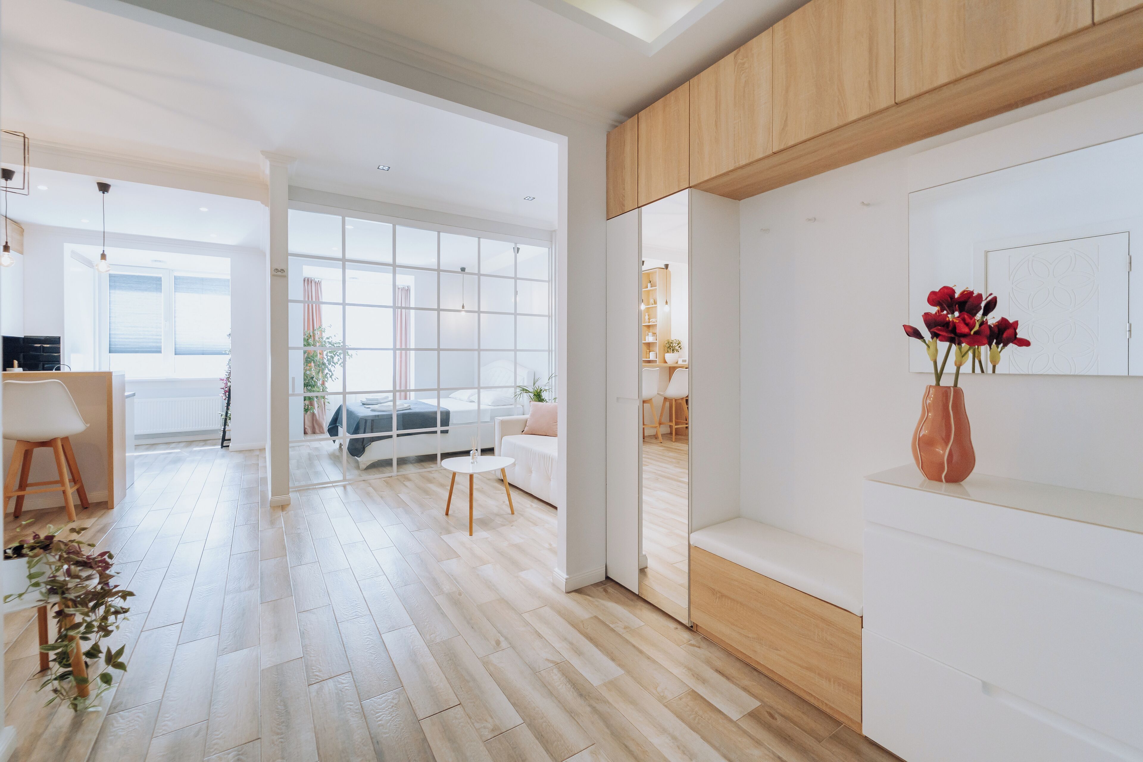 1 habitación, tabla de planchar con plancha y cuna de viaje 