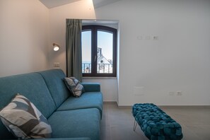 Vierbettzimmer, Stadtblick | Schreibtisch, laptopgeeigneter Arbeitsplatz, kostenloses WLAN