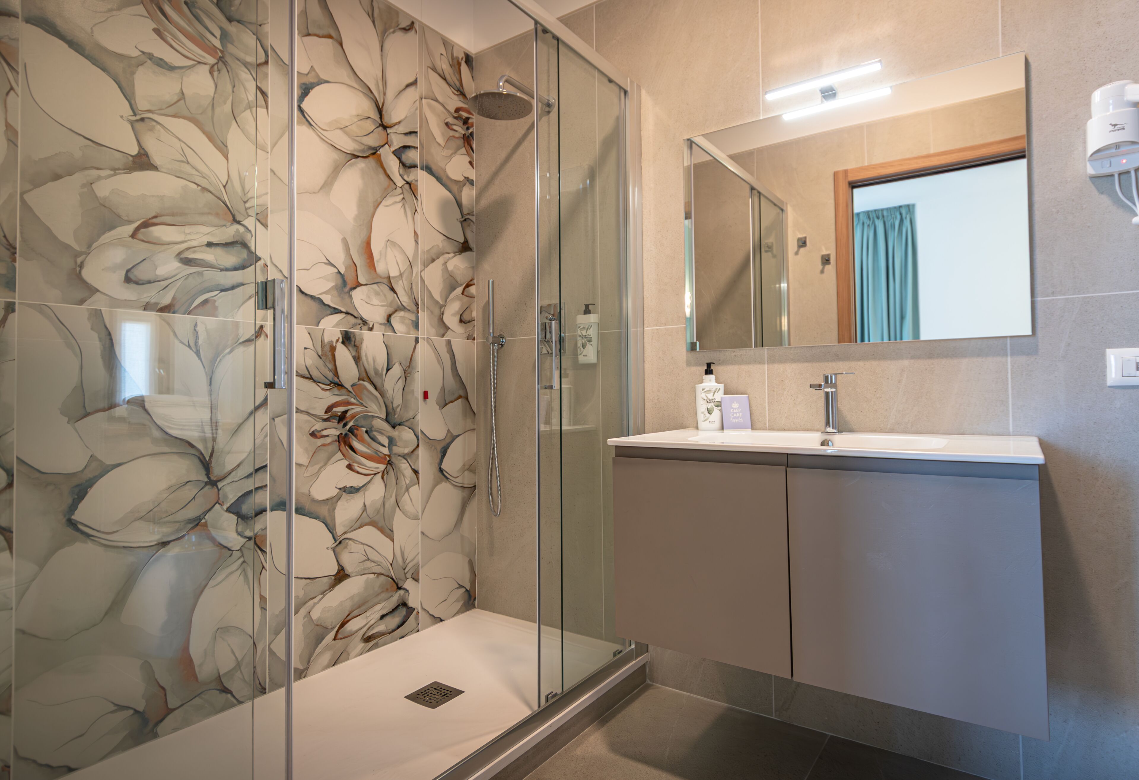 Dusche, kostenlose Toilettenartikel, Haartrockner, Bidet