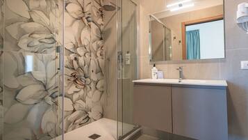 Dusche, kostenlose Toilettenartikel, Haartrockner, Bidet