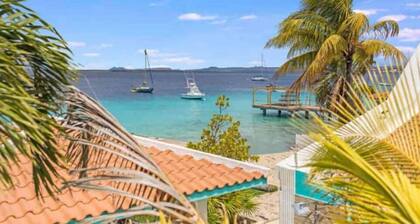 Beautiful Charming Beachhouse
Prime location walking distance to restaurants