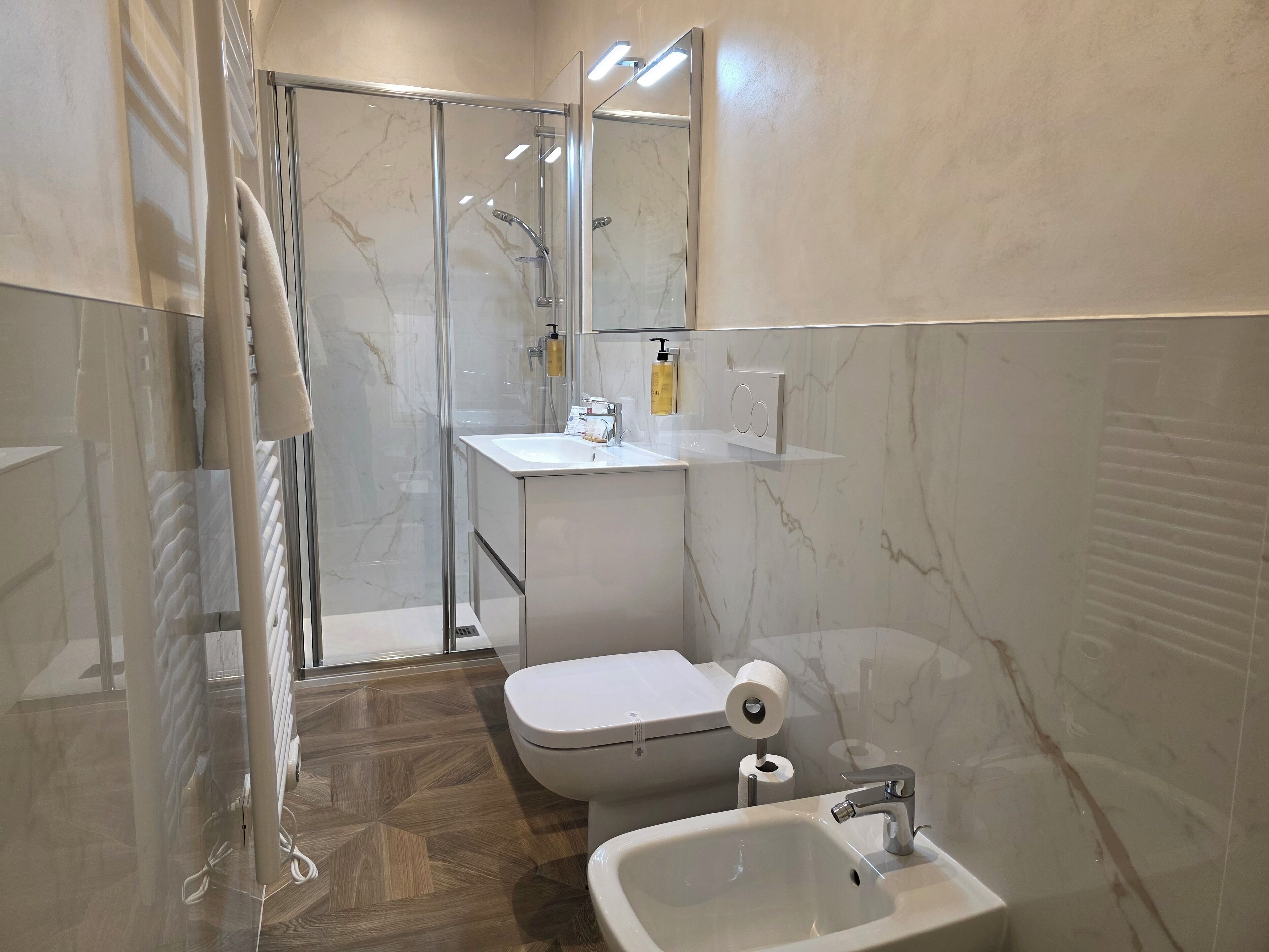 Deluxe-Apartment | Badezimmer | Dusche, Haartrockner, Bidet, Handtücher