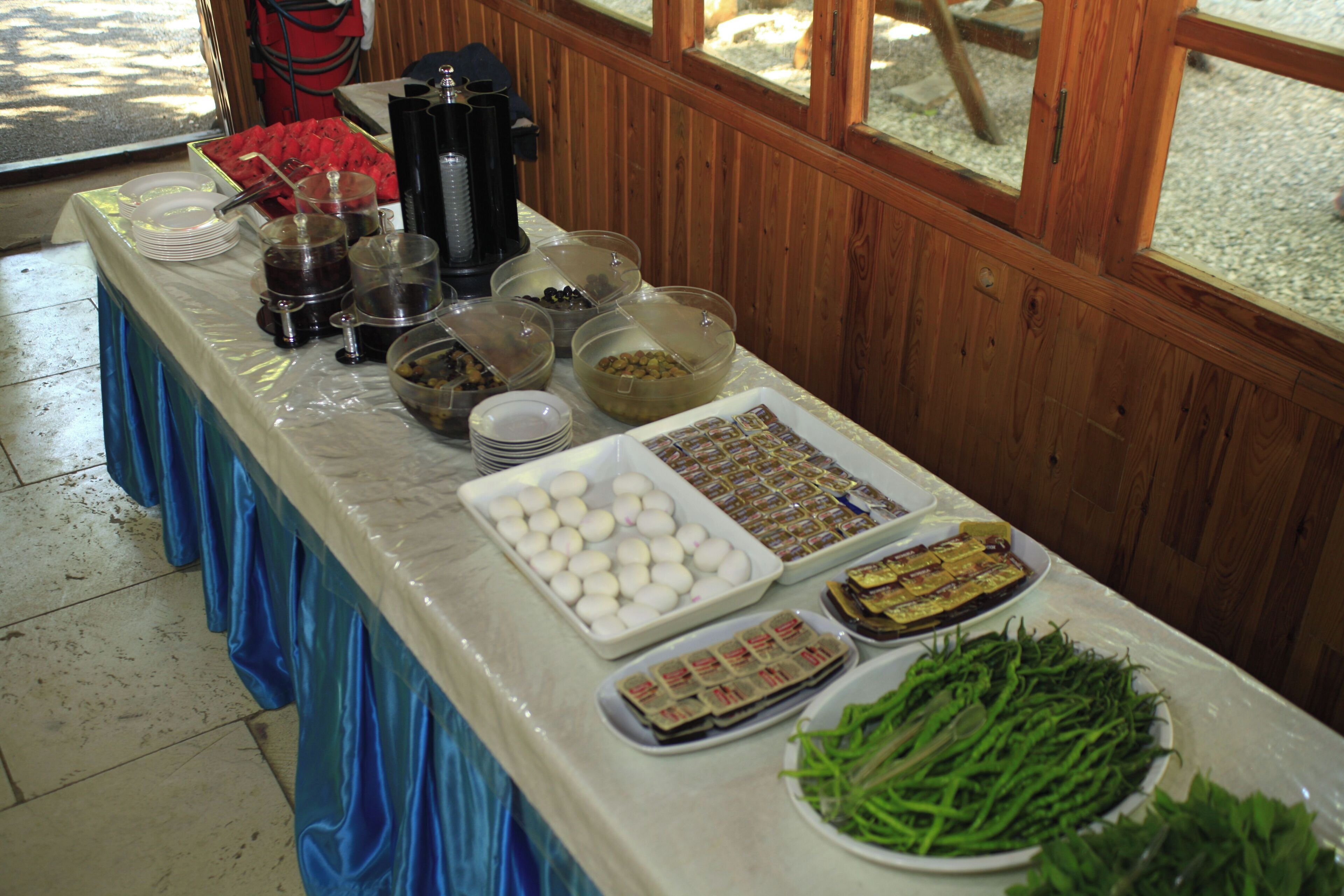 Une table de buffet proposant divers plats et accompagnements.