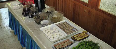 Une table de buffet proposant divers plats et accompagnements.