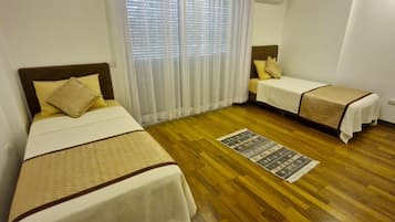 3 makuuhuonetta, silitysrauta/-lauta, vuodevaatteet