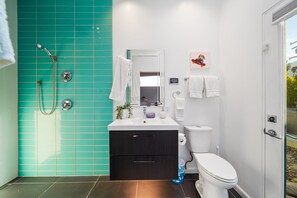Dusche, Haartrockner, Handtücher