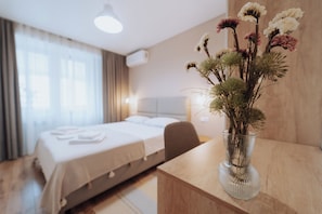 1 slaapkamer, een bureau, een strijkplank/strijkijzer, reisbedje