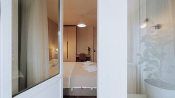 1 chambre, bureau, fer et planche à repasser, lit parapluie