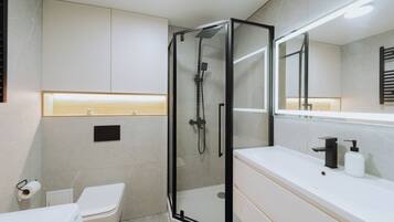 Douche, sèche-cheveux, serviettes fournies, savon