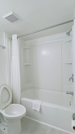 Douche, séchoir à cheveux, serviettes fournies