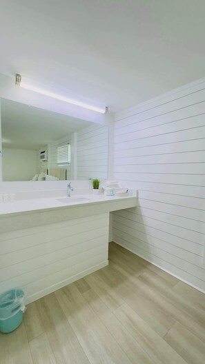 Shower, hair dryer, towels - Boutique on the beach, Studio #120 + Pool (Myrtle Beach)