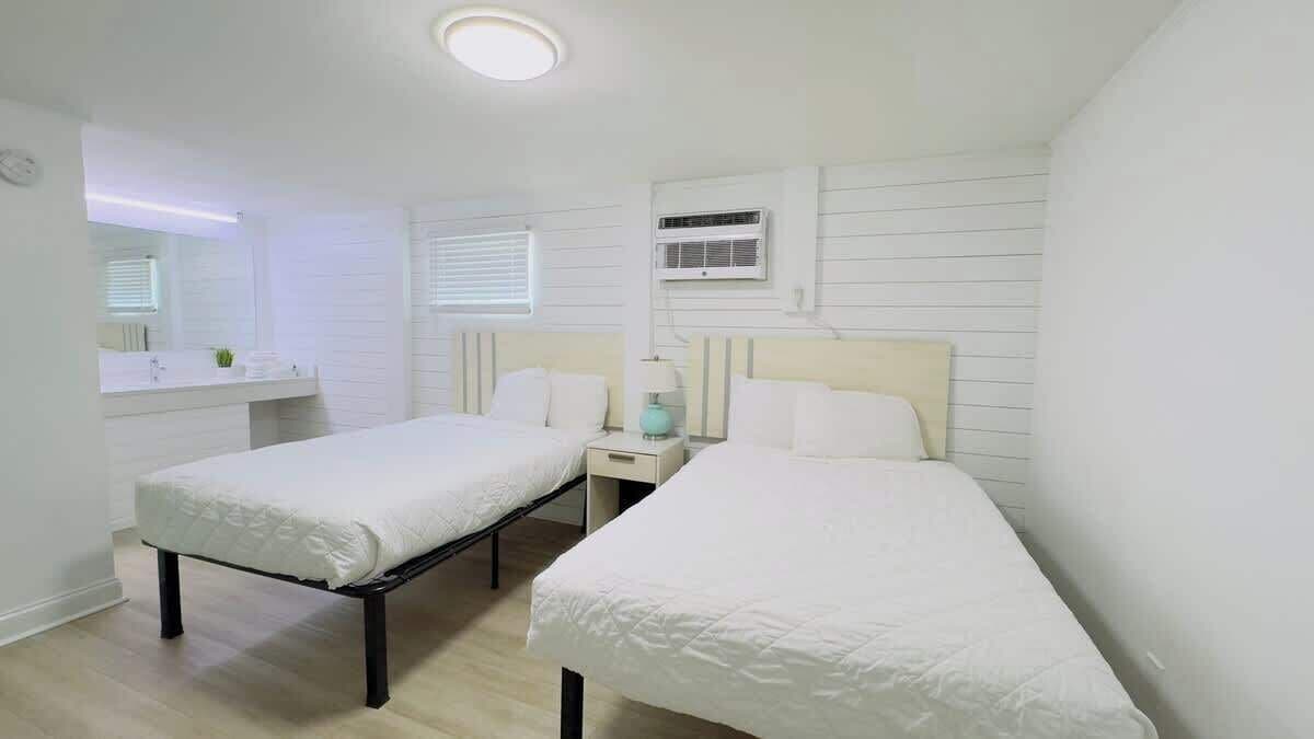 Tabla de planchar con plancha, wifi y ropa de cama 