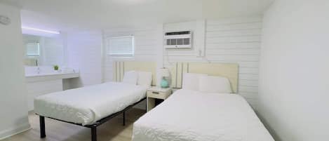 Tabla de planchar con plancha, wifi y ropa de cama