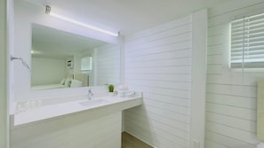 Douche, sèche-cheveux, serviettes fournies