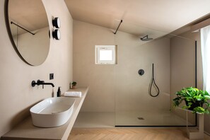 Dusche, Bidet, Handtücher, Seife