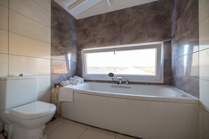 Familien-Suite, Balkon, Meerblick | Badezimmer