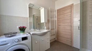 Bruser, hårtørrer, bidet, håndklæder