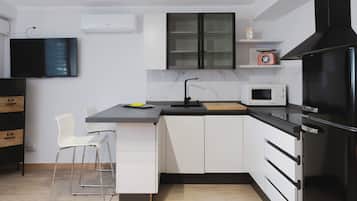 Gelsomino | Private kitchen | Full-sized fridge, microwave, stovetop, cookware/dishes/utensils