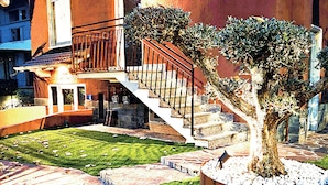 A two-story building with a staircase leading to a balcony. - Residence I Tigli (Cinisello Balsamo)