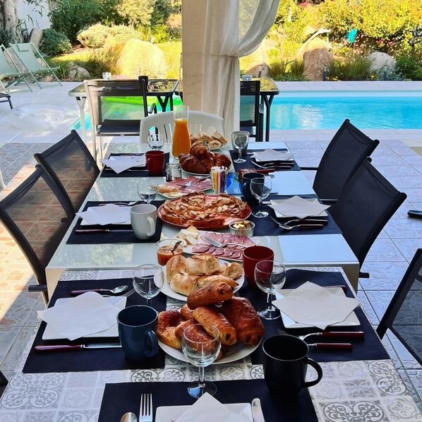 Free daily local cuisine breakfast - Casa Tib (Prunelli-di-Fiumorbo)