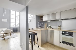 Réfrigérateur, micro-ondes, four, plaque de cuisson