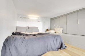 1 bedroom, desk, iron/ironing board, WiFi