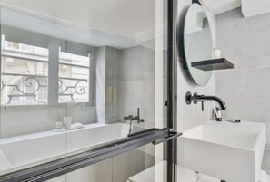 Douche, sèche-cheveux, serviettes fournies, shampoing