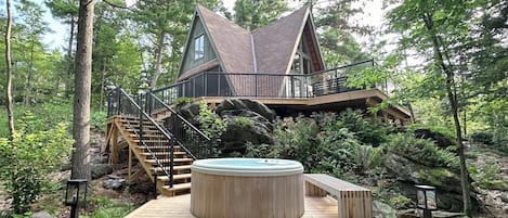 Outdoor spa tub