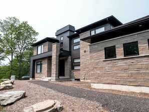 Exterior - Modern Muskoka Cottage with Lake Views (Muskoka District Municipality)
