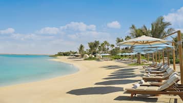 Privat strand, hvit sand, strandtelt (mot et tillegg) og solsenger