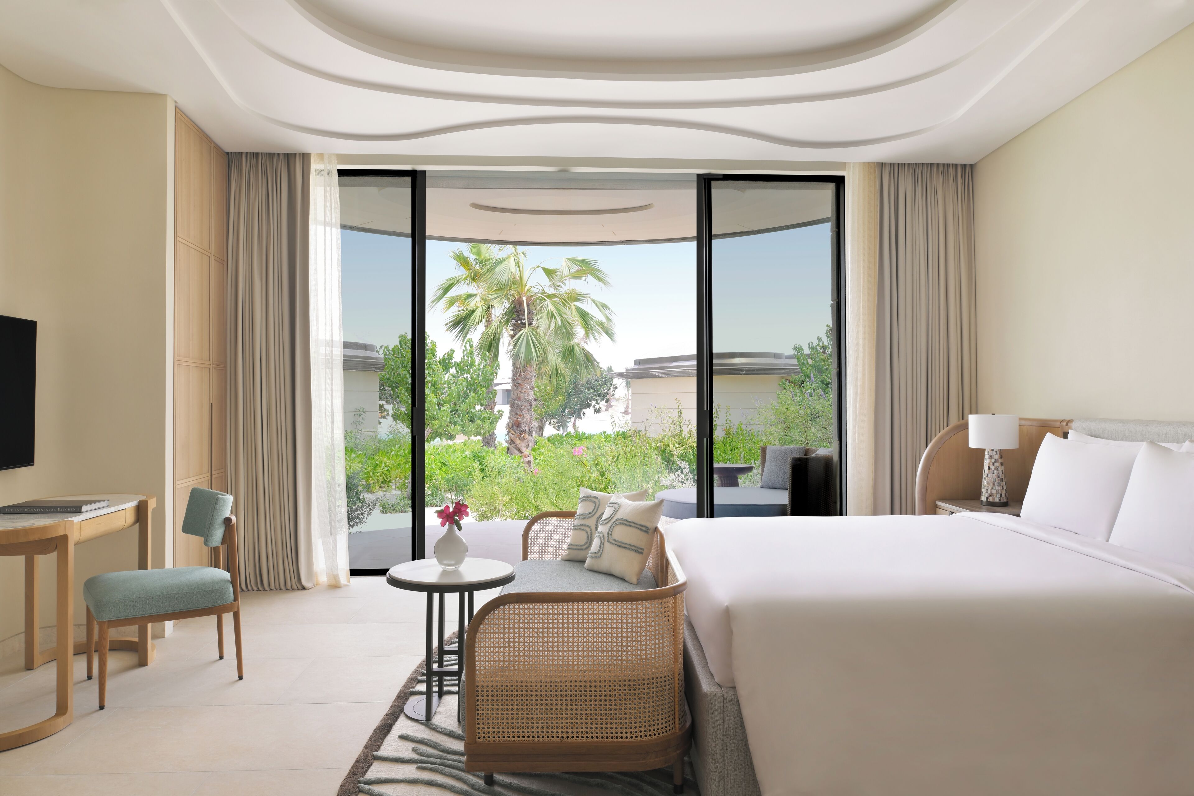 Classic Room, 1 King Bed | Down duvets, minibar, in-room safe, desk