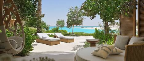 Een minibar, een kluis op de kamer, een bureau, een laptopwerkplek