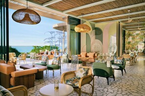 3 restaurants servant le petit déjeuner, le déjeuner et le dîner