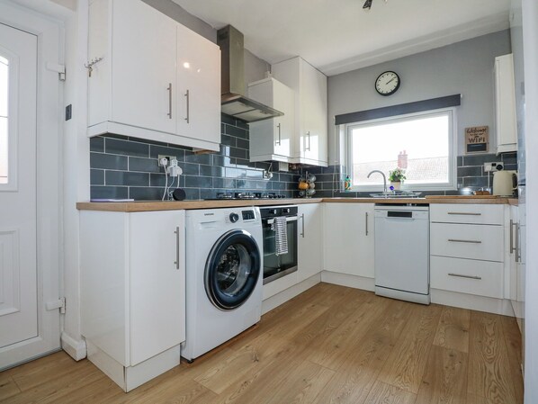 Dishwasher, cookware/dishes/utensils