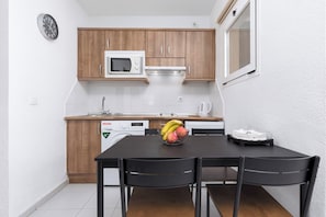 Micro-ondes, plaque de cuisson, cafetière/bouilloire, grille-pain