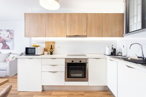 Four à micro-ondes, un four, surface de cuisson, cafetière-théière