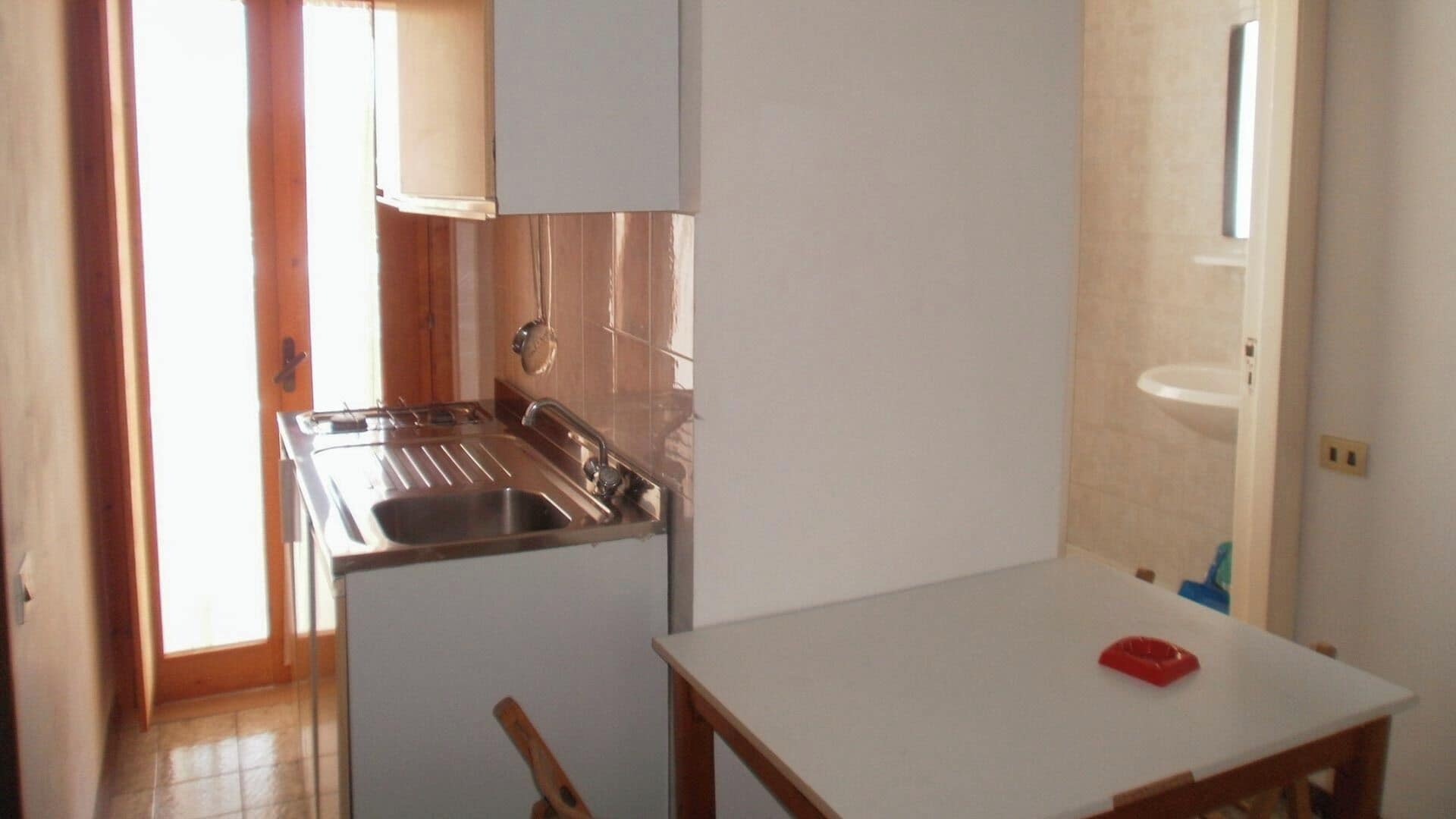 Full-size fridge, oven, stovetop, highchair