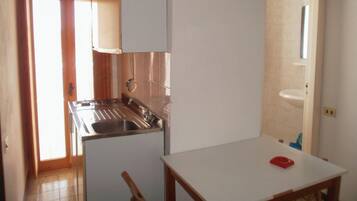 Full-size fridge, oven, stovetop, highchair