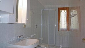 Family Apartment | Bathroom | Bidet, toilet paper - Residence Baia Del Gallo (Vieste)