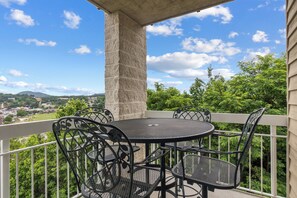 Outdoor dining - 1 Bedroom| 1 Bathroom| Pigeon Forge City View (Pigeon Forge)
