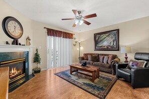 Smart TV, fireplace - 1 Bedroom| 1 Bathroom| Pigeon Forge City View (Pigeon Forge)