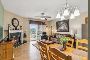 Smart TV, fireplace - 1 Bedroom| 1 Bathroom| Pigeon Forge City View (Pigeon Forge)