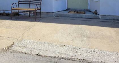 Charming 2-bedroom apartment with WiFi, AC next to Carthage Square and Route 66