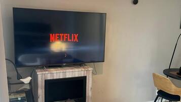 Apartment, 1 Bedroom, Balcony | Living area