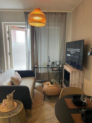 Apartment, 1 Bedroom, Balcony | Living room