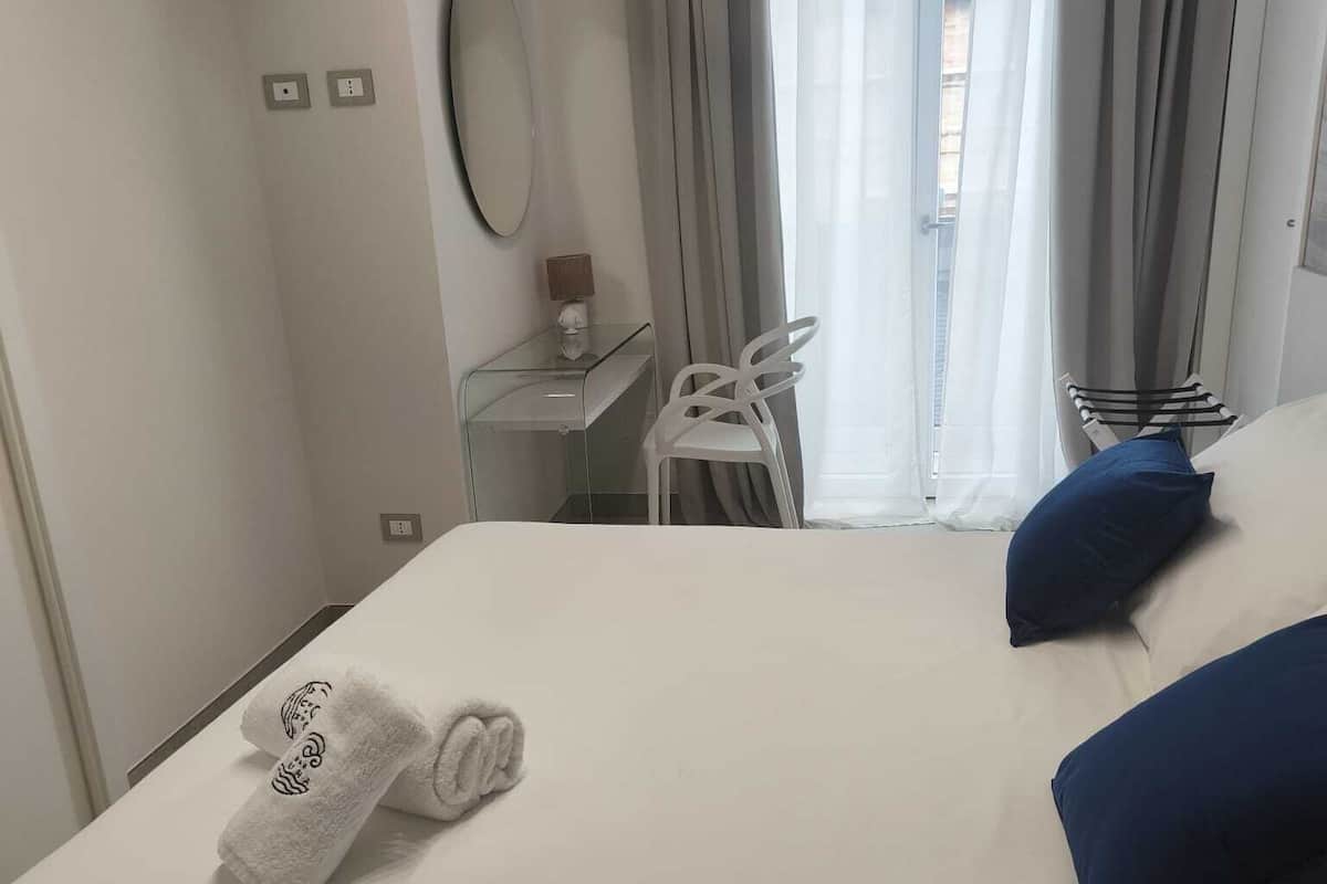 Luxe driepersoonskamer, uitzicht op stad | Donzen dekbedden, een kluis op de kamer, verduisterende gordijnen