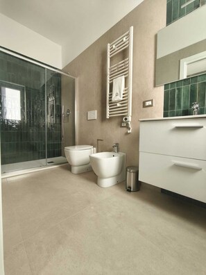 Luxury Triple Room, City View | Bathroom | Shower, rainfall showerhead, slippers, towels - B&B Aura (Lesina)