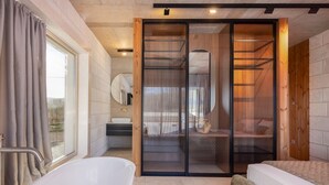 Een moderne badkamer met een bad, een wastafel en een douche.