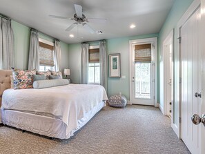 5 bedrooms, desk, WiFi, bed sheets
